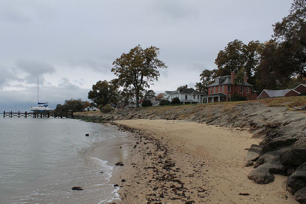 Large homes on the coastlinen of Hampton, VA.
